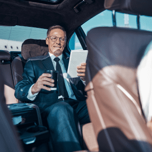 Para executivos exigentes, oferecemos transporte que reflete sua distinção. Do planejamento ao destino, nossos veículos premium e motoristas qualificados asseguram uma viagem eficiente permitindo que você foque nos objetivos da viagem.